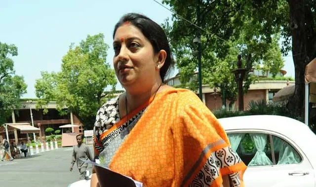 4 DU studenets chasing Smriti Irani's car freed on bail