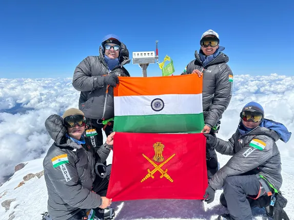 2 Indian military teams plant tri-colour on Mt. Elbrus
