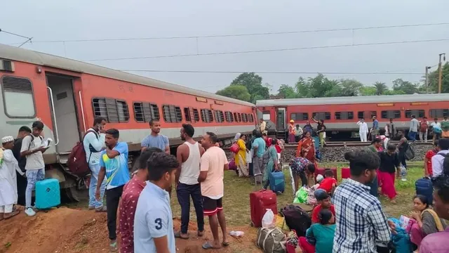 Howrah-CSMT Express train derails in Jharkhand; 2 dead, 50 injured