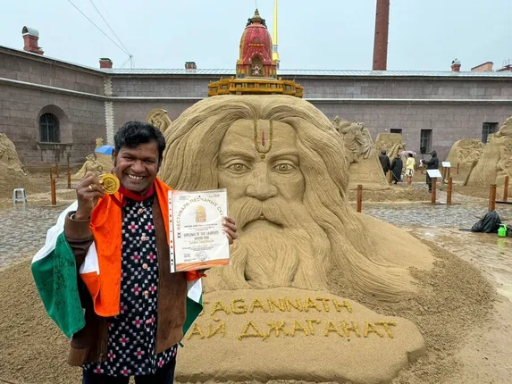 Odisha CM congratulates Sudarsan Pattnaik for winning gold medal at Int’l Sand Sculpture Championship