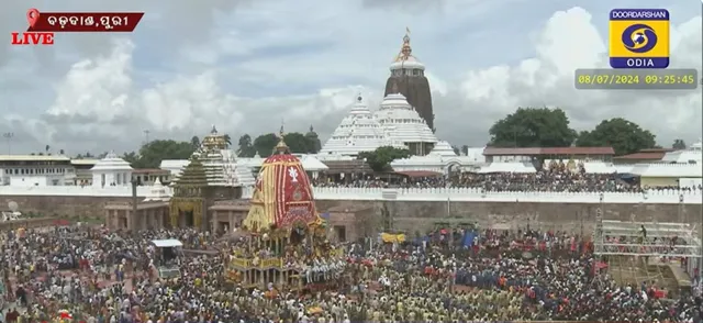 Ratha Jatra Day 2: Juggernaut rolls on Puri Bada Danda towards Gundicha Temple