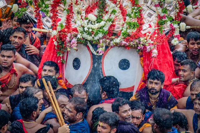 Bahuda Jatra: Lord Jagannath, siblings escorted to chariots in Pahandi ritual [See Pics]