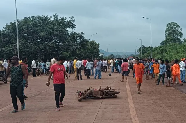 Truck mows down father-son duo, child in Odisha's Keonjhar