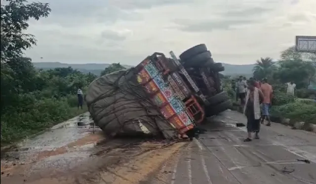 Odisha: 3 including 2 Kanwariyas mowed down by truck on NH-16 in Khallikote