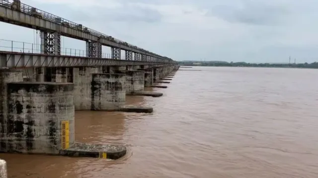 Odisha SRC alerts Collectors as water level surges at Mundali in Mahanadi river
