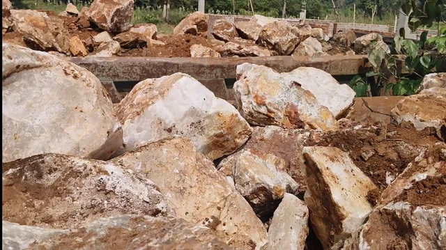 Mkg white quartze stone stolen