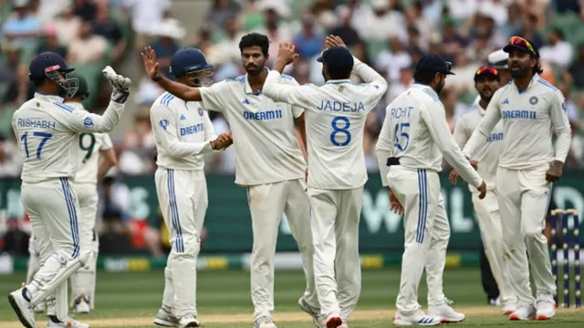 Australia 454/7 by the lunch break