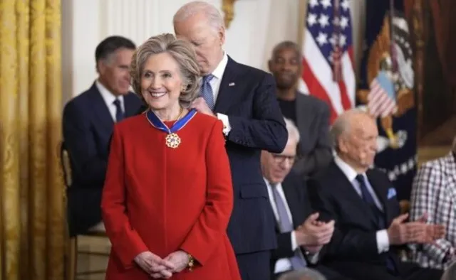 oe-biden-presents-presidential-medal-of-freedom-to-hillary-clinton