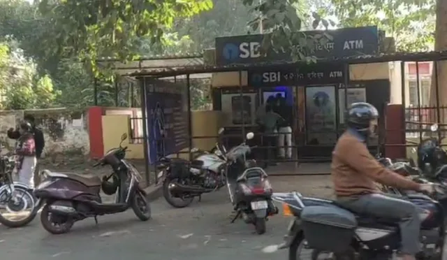 5 lakh loot from retired police personnel