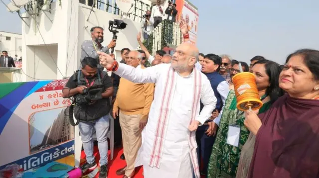 amit-shah-fly-kite