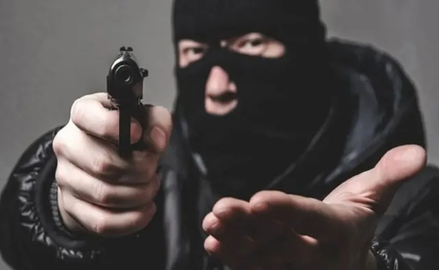 15 lakhs looted at gunpoint