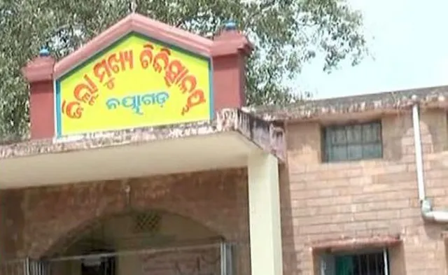 Accident due to dense fog: Trax hits truck from behind