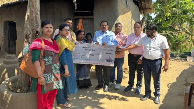 ୫ ଲକ୍ଷ ଟଙ୍କା ଚେକ ପ୍ରଦାନ 