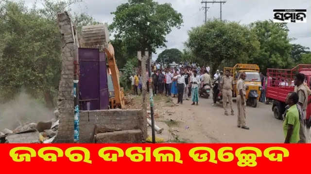 Bulldozer roams Banamalipur market