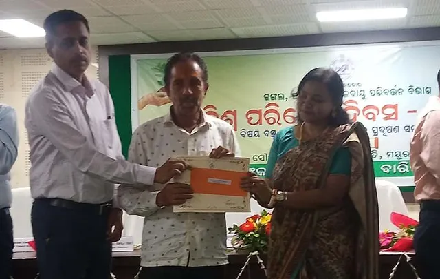 Lalit Mohanta gets award.