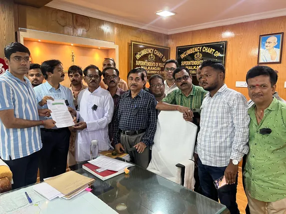 Mkg Sambadik sangh dabi patra pradan (2)