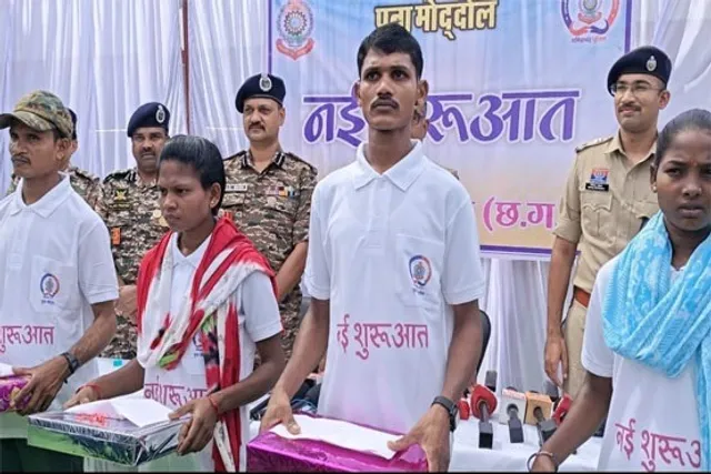 Mkg naxal surrender (3)