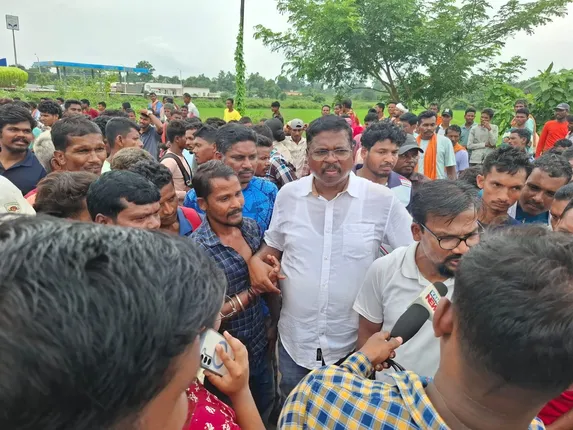 Mkg road blocked by farmers (5)