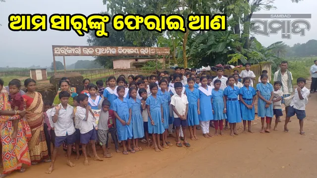 Students lock down school to bring back replacement teacher