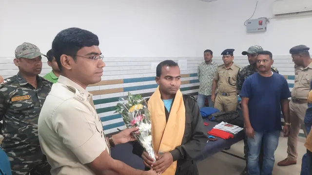 Mkg naxal surrender (2)