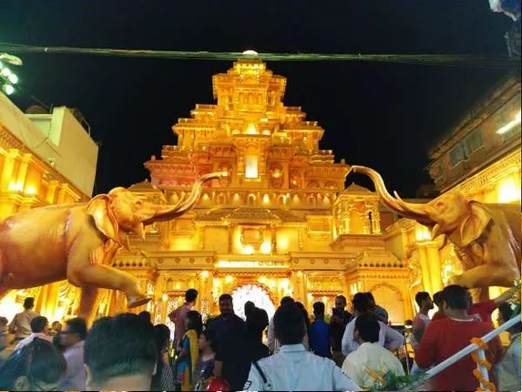 ୧୦କୋଟି ବ୍ୟୟରେ ନିର୍ମିତ ହୋଇଛି ‘ବାହୁବଳୀ’ର ମାହିସ୍ୱତୀ ସାମ୍ରାଜ୍ୟର ଅବିକଳ ଦୁର୍ଗା ପୂଜା ପେଣ୍ଡାଲ