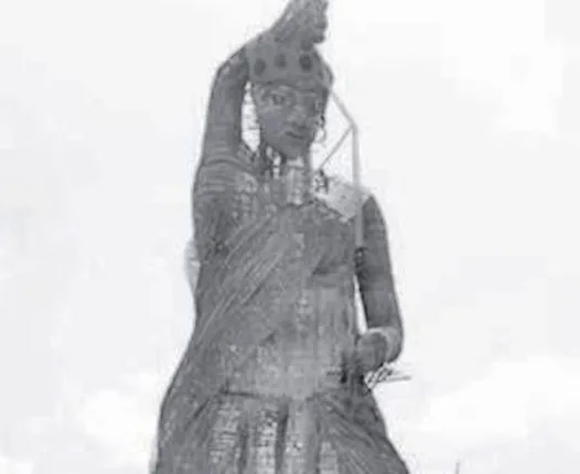 ଝଡ଼ବତାସ ଯୋଗୁଁ ଭାଙ୍ଗି ପଡ଼ିଥିବା ୧୧୦ ଫୁଟ୍‌ ଉଚ୍ଚ ଦେବୀ ପ୍ରତିମାକୁ ୭୦ ଫୁଟ୍‌ କରି ପୁଣି ଠିଆ କରାଇଲେ କାରିଗର