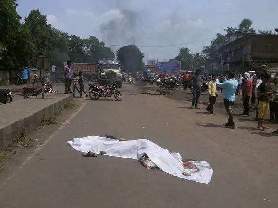 ଟ୍ରକ ମାଡ଼ିଯିବାରୁ ବୃଦ୍ଧ ମୃତ, ସ୍ଥାନୀୟ ଲୋକଙ୍କ ରାସ୍ତା ଅବରୋଧ, କ୍ଷତି ପୂରଣ ଦାବି