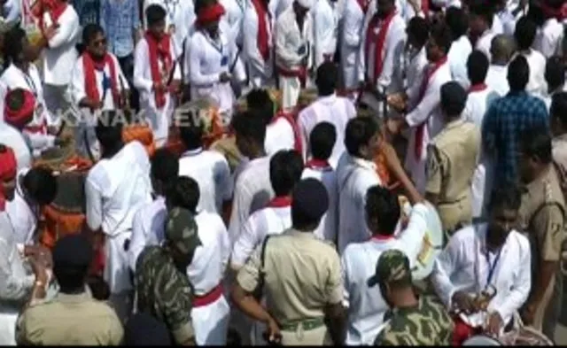 କଳାହାଣ୍ଡି: ଛତର ଯାତ୍ରାରେ ପ୍ରଶାସନର ସବୁ ନିୟମକୁ ଫୁ କରିଦେଇଛନ୍ତି ଭକ୍ତ