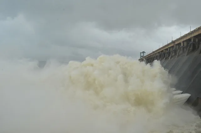 ଶୀର୍ଷ ସ୍ତରରେ ହୀରାକୁଦ, ୩ ସ୍ଲୁଇସ୍‌ ଗେଟ୍‌ ଖୋଲା