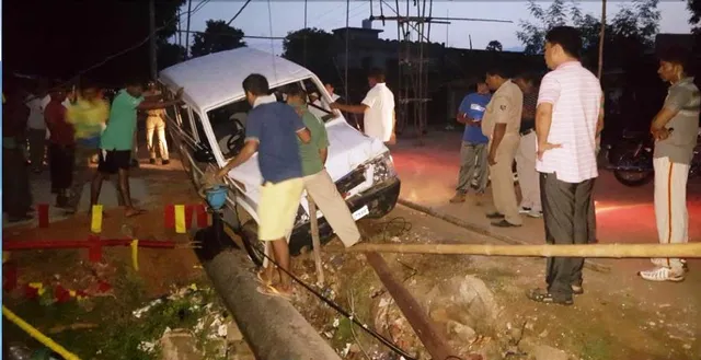 ବଲାଙ୍ଗୀର: ନବରାତ୍ରୀ ଦୁର୍ଗା ପୂଜା ମଣ୍ଡପ ଉପରେ ଚଢ଼ିଗଲା ପୁଲିସ ଗାଡ଼ି