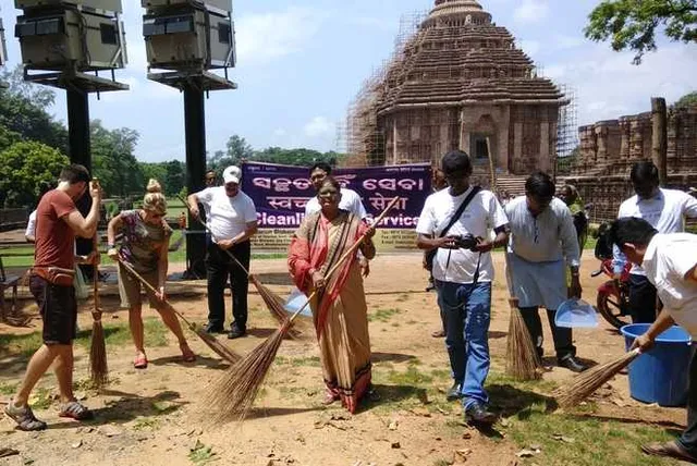 କୋଣାର୍କ ମନ୍ଦିର ପରିସରରେ ସ୍ୱଚ୍ଛତା ଅଭିଯାନରେ ସାମିଲ ହୋଇଥିବା ବିଦେଶୀ ପର୍ଯ୍ୟଟକ।