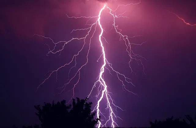 ବରୀ, ଡେରାବିଶରେ ବଜ୍ରପାତ : ଚାଷ ବିଲରେ ୨ ଟଳିପଡ଼ିଲେ