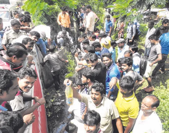 ଡ୍ରେନ୍‌ରୁ ଡିଜେଲ ସଂଗ୍ରହ ପାଇଁ ଭିଡ଼