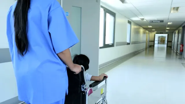 କାମ ବେଳେ ମଦ ପିଇ ହଟହଟା ହେଲେ ନର୍ସ