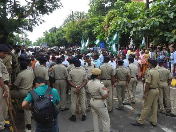 ପ୍ରଭାତଙ୍କ ଗିରଫ ପରେ ସିବିଆଇ ଅଫିସ ସମ୍ମୁଖରେ ସମର୍ଥକଙ୍କ ରାସ୍ତା ରୋକ