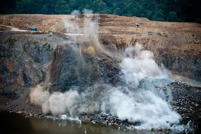ପଥର କ୍ୱାରିରେ ବିସ୍ଫୋରଣପଥର କ୍ୱାରିରେ ବିସ୍ଫୋରଣଦୁଇ ଶ୍ରମିକ ମୃତ