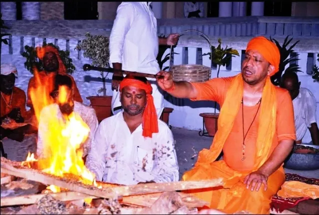 ମୁଖ୍ୟମନ୍ତ୍ରୀ କାର୍ଯ୍ୟାଳୟରୁ ବିରତି ନେଇ ୧୦ଦିନ ପାଇଁ ପୂଜାରୀ ସାଜିଥିଲେ ଯୋଗୀ