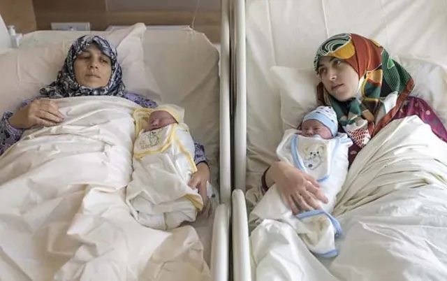 ଗୋଟିଏ ଦିନରେ ମା’ ଓ ଝିଅଙ୍କ ସନ୍ତାନ ପ୍ରସବ