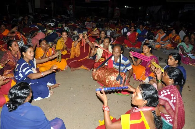 ଧାରଣାରତ ଅଙ୍ଗନବାଡି କର୍ମୀ ମଧ୍ୟରାତ୍ରିରେ ଭଜନ କୀର୍ତ୍ତନ କରୁଛନ୍ତି