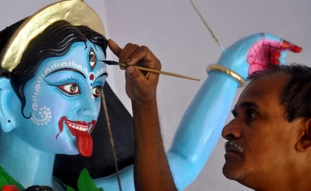 ରାତି ପାହିଲେ ଦୀପାବଳି, ମୃଣ୍ମୟୀଙ୍କୁ ଶେଷ ସ୍ପର୍ଶ ଦେଉଛି ଶିଳ୍ପୀ (ବିଭୂତି)