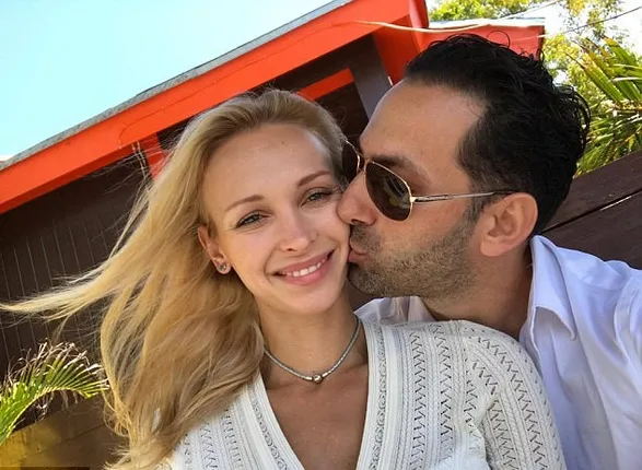 ବ୍ରେକଅପ୍‌ ପରେ ପ୍ରେମିକଙ୍କ ମର୍ସିଡିଜ୍‌କୁ ପାଣିରେ ବୁଡାଇଲେ ମଡେଲ୍‌, ଏବେ ବି ପ୍ରେମିକାଙ୍କୁ ବିବାହ କରିବାକୁ ଆଗ୍ରହୀ ବ୍ୟବସାୟୀ ପ୍ରେମିକ!