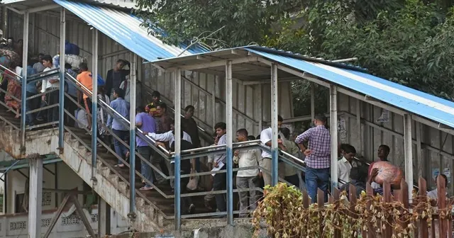 ଏଲ୍‌ଫିନ୍‌ଷ୍ଟୋନ୍‌ ଫୁଟ୍‌ ଓଭରବ୍ରିଜ୍‌ ନିର୍ମାଣ କରିବ ଭାରତୀୟ ସେନା, ଅସନ୍ତୋଷ ପ୍ରକାଶ କଲେ ବିରୋଧୀ