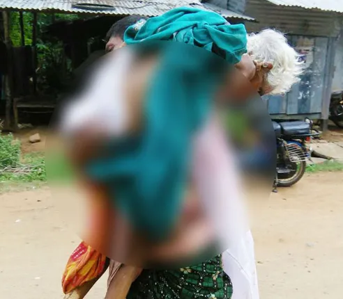 ଆଈର ଶବକୁ କାନ୍ଧରେ ବୋହି ନେଲେ ନାତି