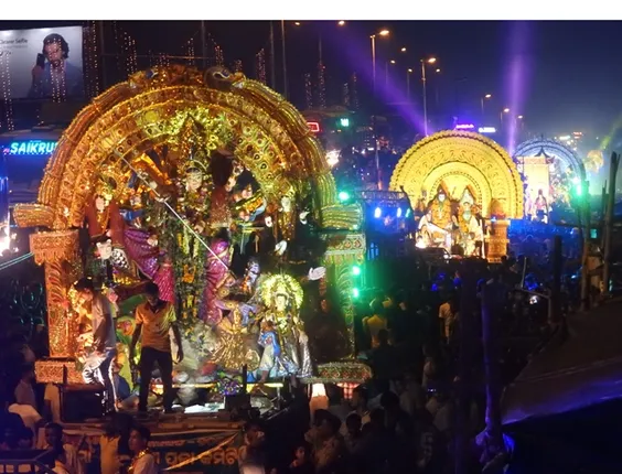 ଭୁବନେଶ୍ୱର ଭସାଣି ଶୋଭାଯାତ୍ରାରେ ଯାଉଥିବା ମା’ଙ୍କ ମୃଣ୍ମୟୀ ପ୍ରତିମା ।(ଫଟୋ: ବିଭୁତି)