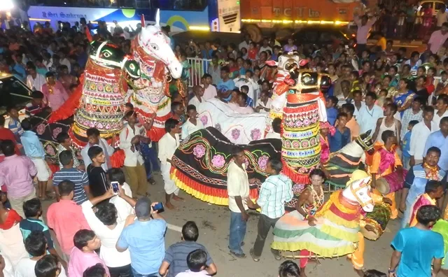 ଶୋଭାଯାତ୍ରା ଦେଖିବାକୁ ଭିଡ ଜମାଇଥିବା ଦର୍ଶକ ।