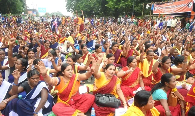 ପଶ୍ଚିମ ଓଡ଼ିଶା ଅଙ୍ଗନବାଡି କର୍ମୀଙ୍କ ବିଧାନସଭା ସମ୍ମୁଖରେ ବିକ୍ଷୋଭ (ବିଭୂତି)