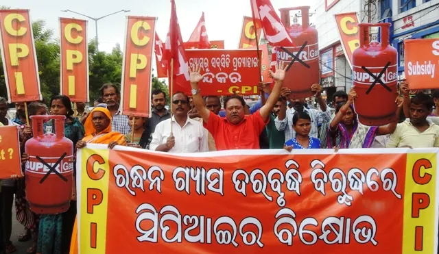 ରନ୍ଧନ ଗ୍ୟାସ ଦର ବୃଦ୍ଧି ନେଇ ସିପିଆଇର ବିକ୍ଷୋଭ