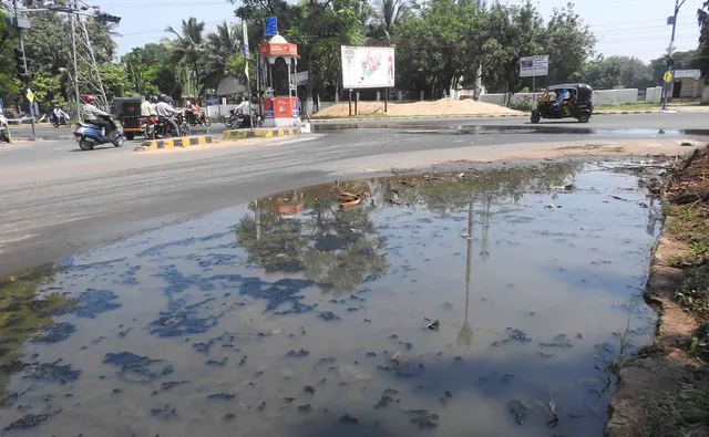 ରେଡକ୍ରସ ଭବନ ଛକରେ ସ୍ୱେରେଜ୍‌ ପାଣିର ସୁଅ (ବିଭୂତି)