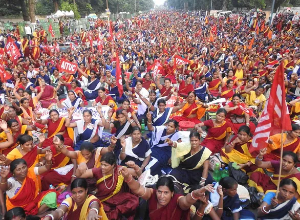 ବିଧାନସଭା ସମ୍ମୁଖରେ ଅଙ୍ଗନବାଡ଼ିକର୍ମୀଙ୍କ ରଣ ହୁଙ୍କାର(ବିଭୂତି)