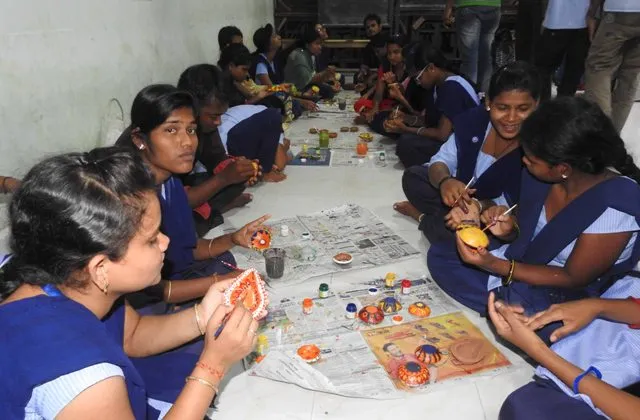 ୟୁଥ୍‌ ଫର ସେବା ପକ୍ଷରୁ ଦିବ୍ୟାଙ୍ଗ ଛାତ୍ରଛାତ୍ରୀଙ୍କ ଦୀପାବଳି ପ୍ରସ୍ତୁତି